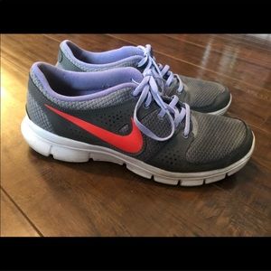Women’s Nike shoes  9